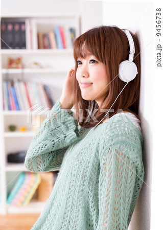 リラックスする女性 9456738