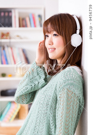 リラックスする女性 9456739