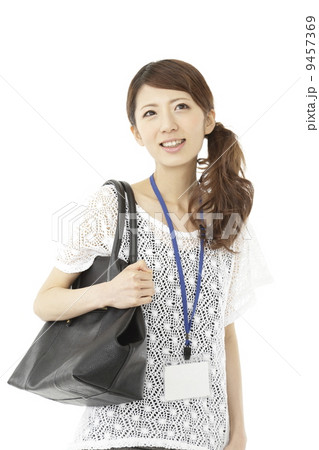 カジュアルなビジネスウーマン 9457369
