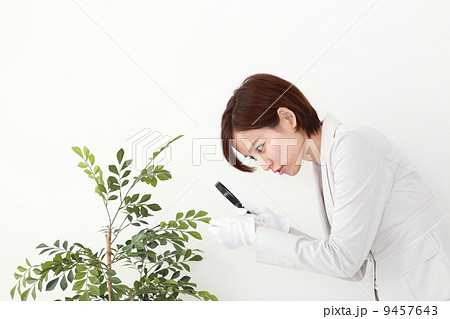 虫眼鏡で調べる女性 9457643