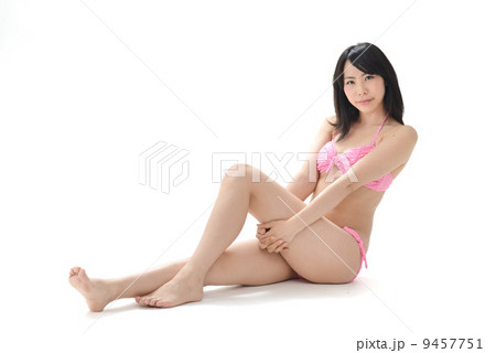 ビキニを着たスタイルのよい女性モデル 9457751
