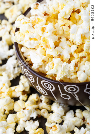 Fresh popcorn in bowl 9458132