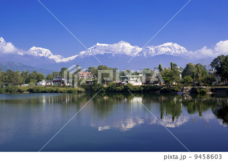 フェワ湖に映るヒマラヤ連峰 9458603