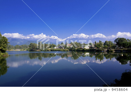 フェワ湖に映るヒマラヤ連峰 9458604