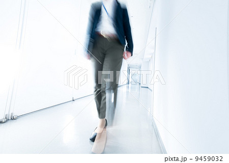 廊下を歩くOL 廊下を歩くOL 9459032
