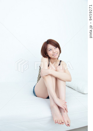 ベッドでくつろぐ女性 9459271