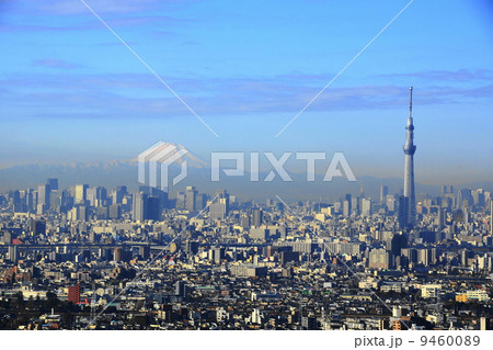 1月風景・富士山191東京スカイツリーと高層ビル群 9460089