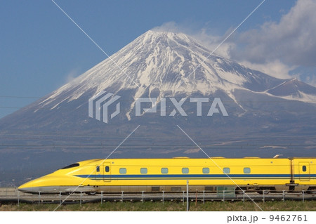 ドクターイエローと富士山 9462761