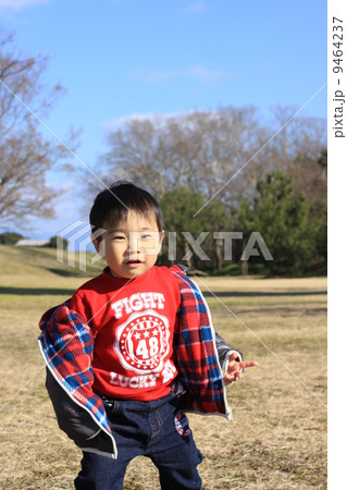 公園で遊ぶ 9464237