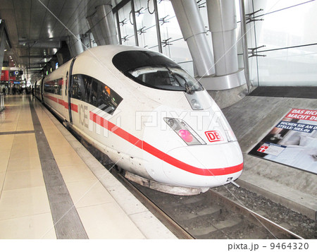 アルザス地方（フランス）のコルマール行きの途中の列車 9464320