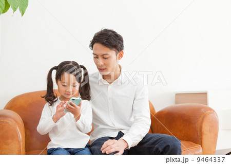 スマートフォンと父娘 スマートフォンと父娘 9464337