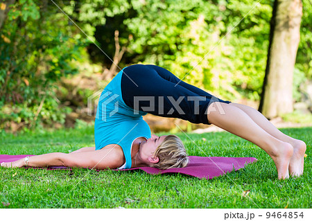 Young woman in nature doing yoga 9464854