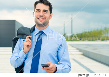 Businessman using phone on travel 9464964