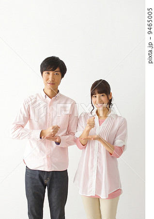 納得する男女 9465005