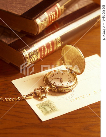 懐中時計と葉書と本 9465868