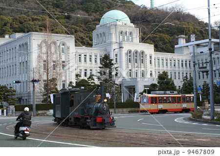 県庁前を行く坊ちゃん列車と路面電車 9467809