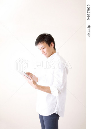 タブレットを操作する男性 9467909