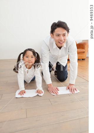雑巾がけをする親子 雑巾がけをする親子 9469353