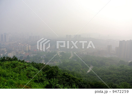 スモッグに沈む丹東市街地（中国） 9472259