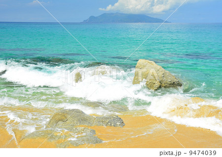 屋久島いなか浜の波と口之永良部島 9474039