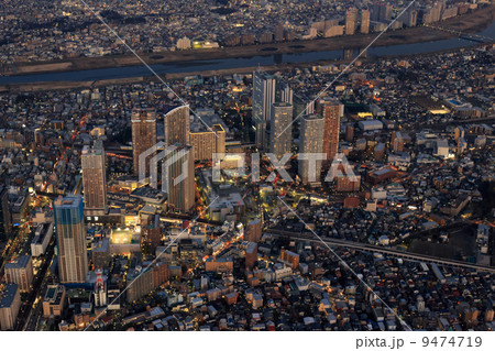 武蔵小杉の高層ビル街の夕景を空撮 9474719