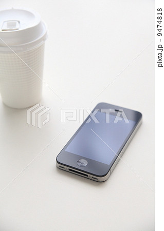 スマホとコーヒーの画像(休憩イメージ) スマホとコーヒーの画像(休憩イメージ) 9474818