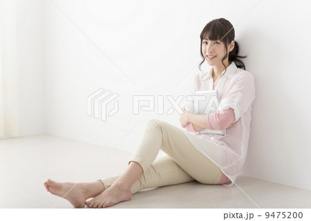 若い女性 タブレット 若い女性 タブレット 9475200