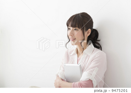 若い女性 タブレット 若い女性 タブレット 9475201