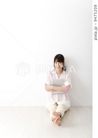 若い女性 タブレット 若い女性 タブレット 9475209