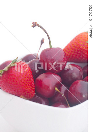 Cherries and strawberry in a ceramic bowl isolated on white 9476736