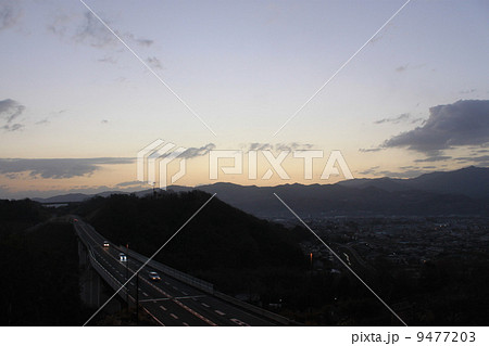 日の出前の高速道 9477203