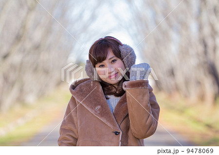 プレゼントを渡す女性 プレゼントを渡す女性 9478069