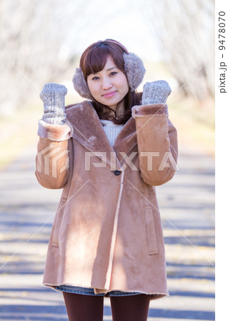 プレゼントを渡す女性 プレゼントを渡す女性 9478070