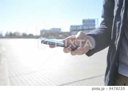 スマートフォンを持つ男性 9478220