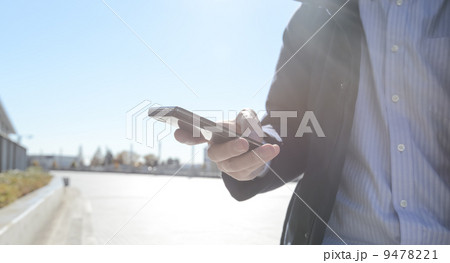 スマートフォンを持つ男性 9478221