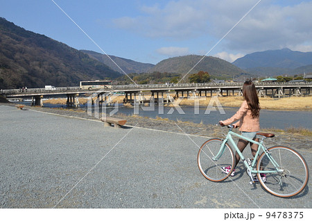 自転車･若い女性･渡月橋（京都市右京区） 9478375