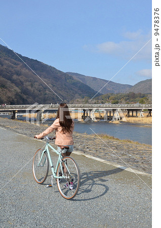 自転車･若い女性･渡月橋（京都市右京区） 9478376
