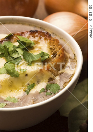 French onion soup with ingredients 9483409