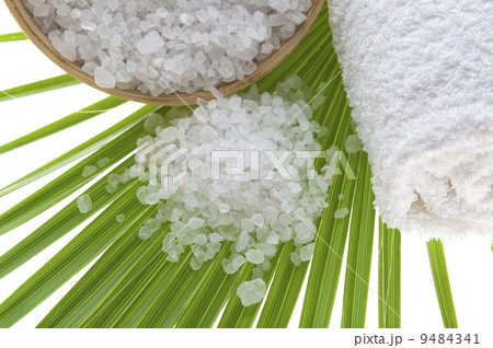 bath salt and palm leaf 9484341