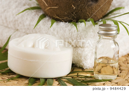 Coconut oil for alternative therapy 9484429