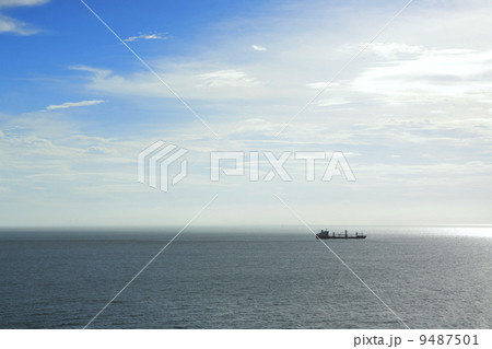 alone ship in blue sea 9487501
