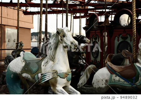 discarded merry go around 9489032