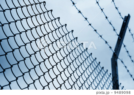 Chain link fence 9489098