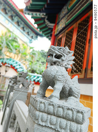 Chinese lion statue close up Chinese lion statue close up 9490577