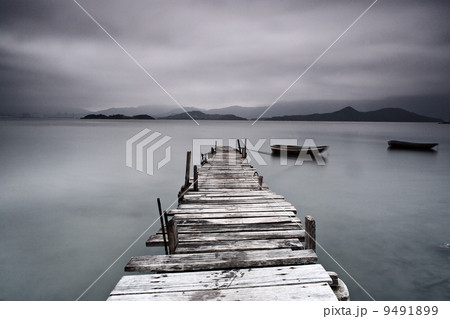 pier and boat, low saturation 9491899