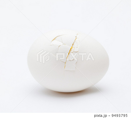 Cracked white egg 9493795