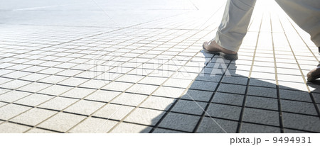 歩く男性 歩く男性 9494931