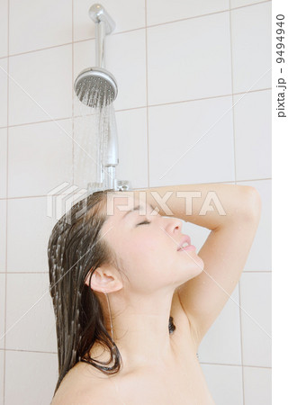 髪を拭く若い女性 髪を拭く若い女性 9494940