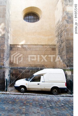 Tight Parallel Park 9495540