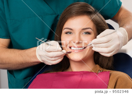 Young beautiful brunette woman at dentist's surgery 9502346
